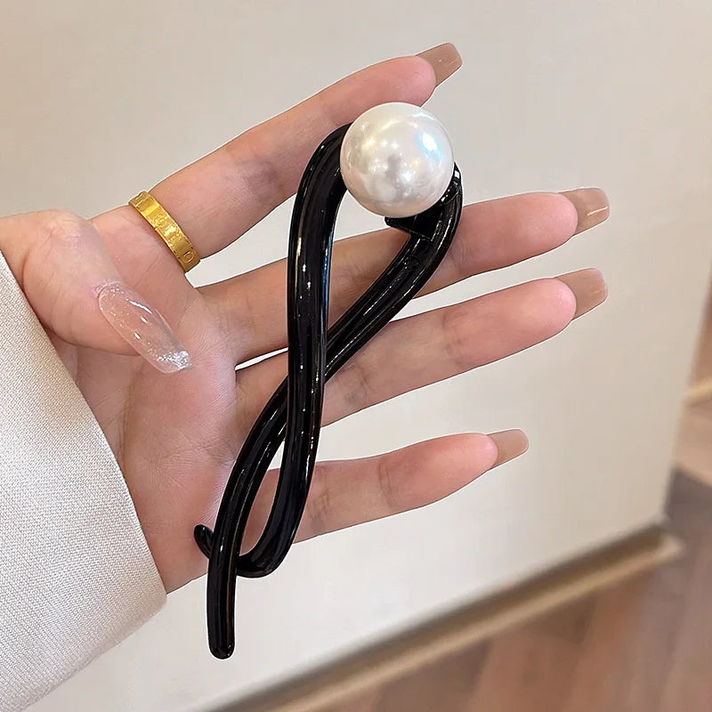 Elegante luxe haarclip met decoratieve bol