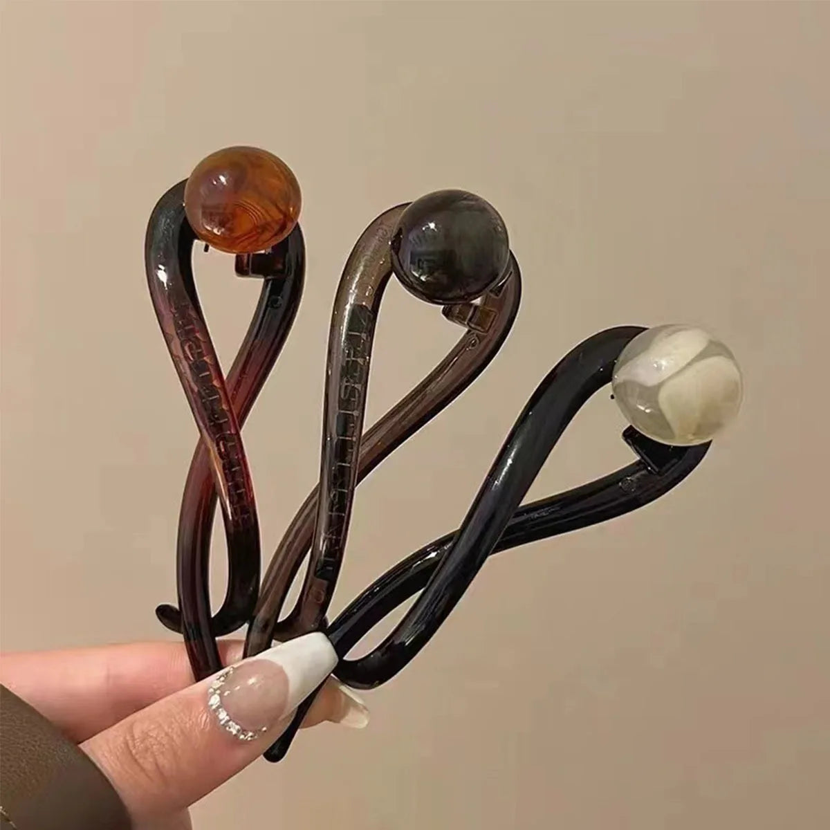 Elegante luxe haarclip met decoratieve bol