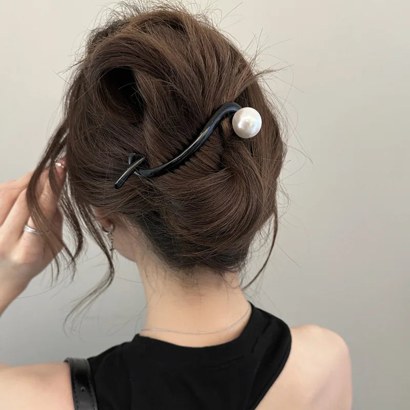 Elegante luxe haarclip met decoratieve bol