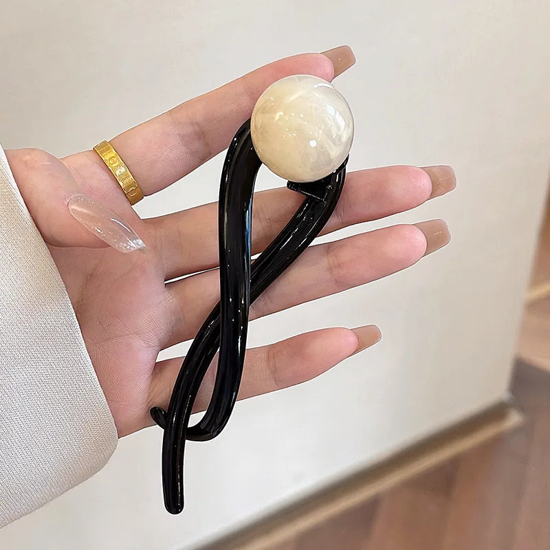Elegante luxe haarclip met decoratieve bol