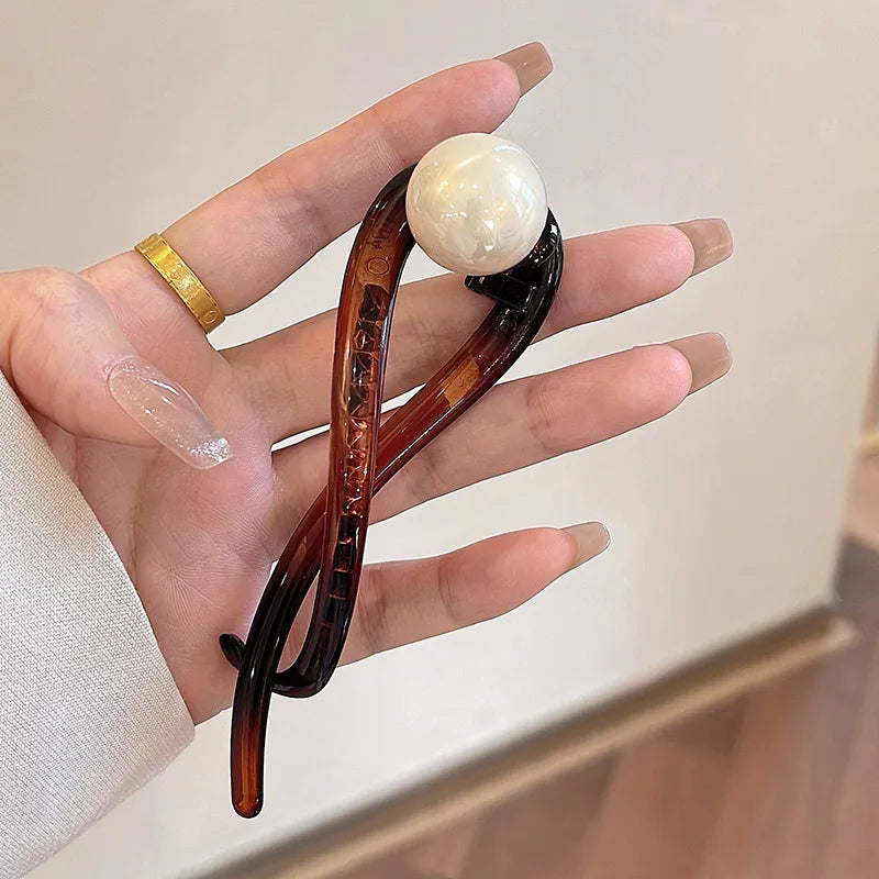 Elegante luxe haarclip met decoratieve bol