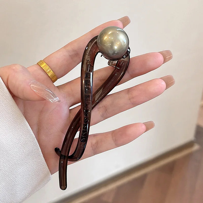 Elegante luxe haarclip met decoratieve bol