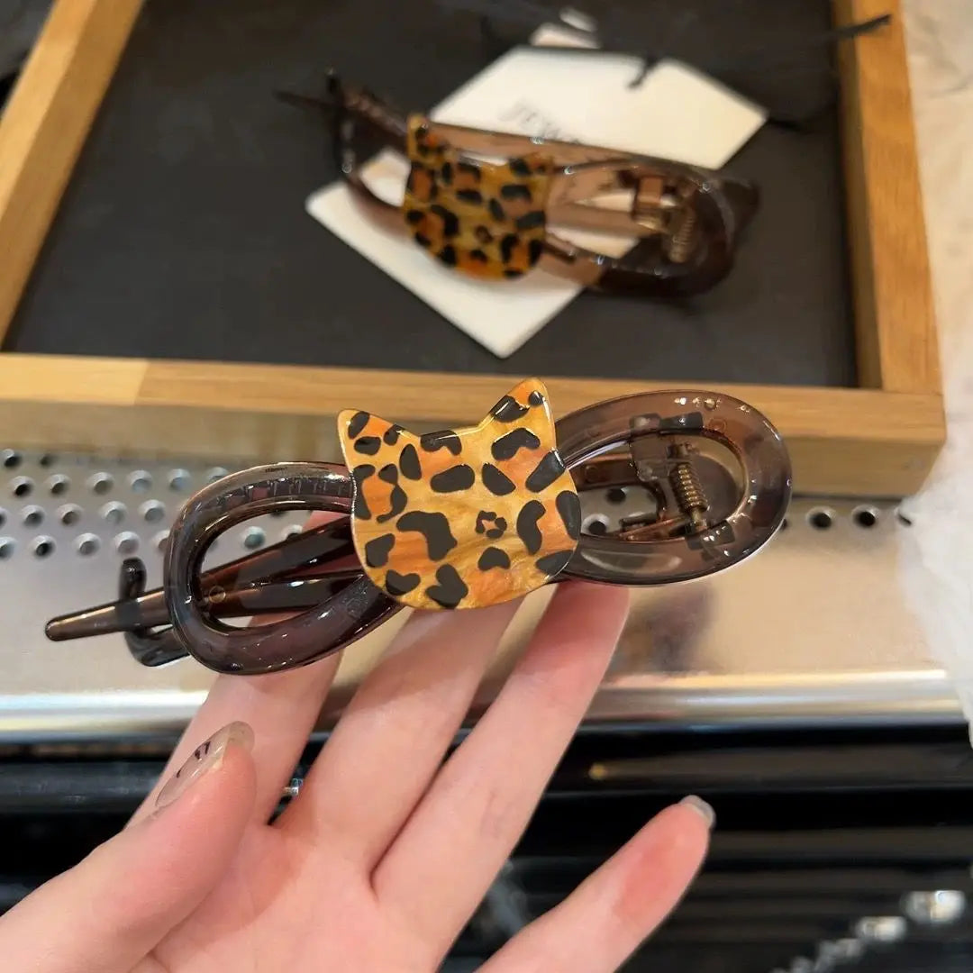 Elegante luxe haarclip met decoratieve bol